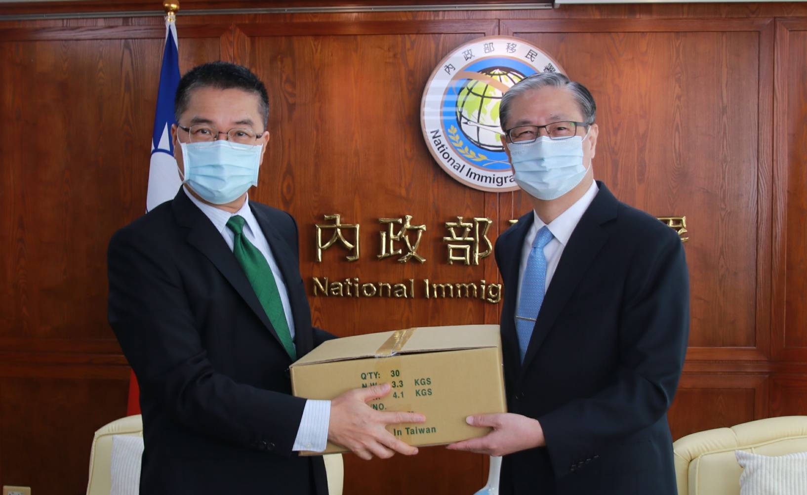 Menteri Dalam Negeri Xu Guo-yong (kiri) mengunjungi Agensi Imigrasi Nasional dan berfoto bersama Ketua Agensi Imigrasi Nasional Zhong Jing-hun (kanan). Sumber: Agensi Imigrasi Nasional 